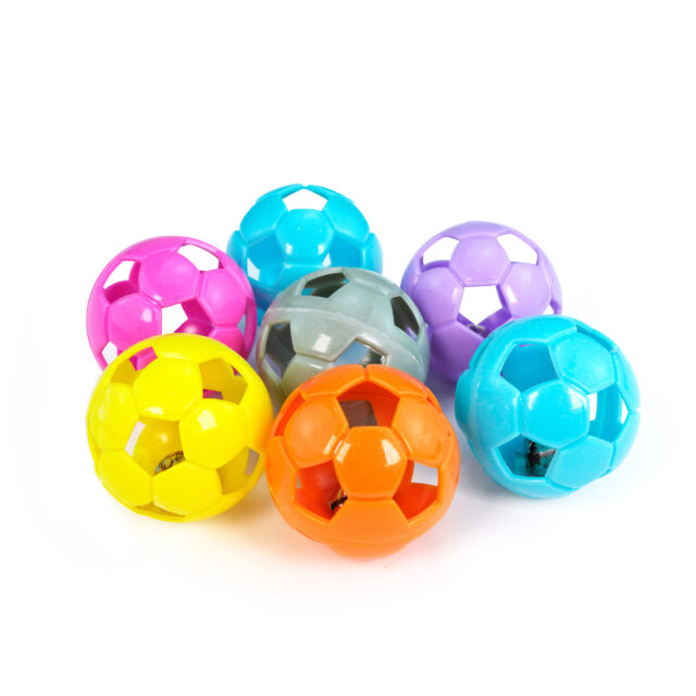 猫の供給猫はベルでボールをおもちゃ