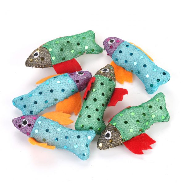 柔らかいキャットニップ猫は魚の詰められた綿の光沢があるおもちゃをもてあそびます